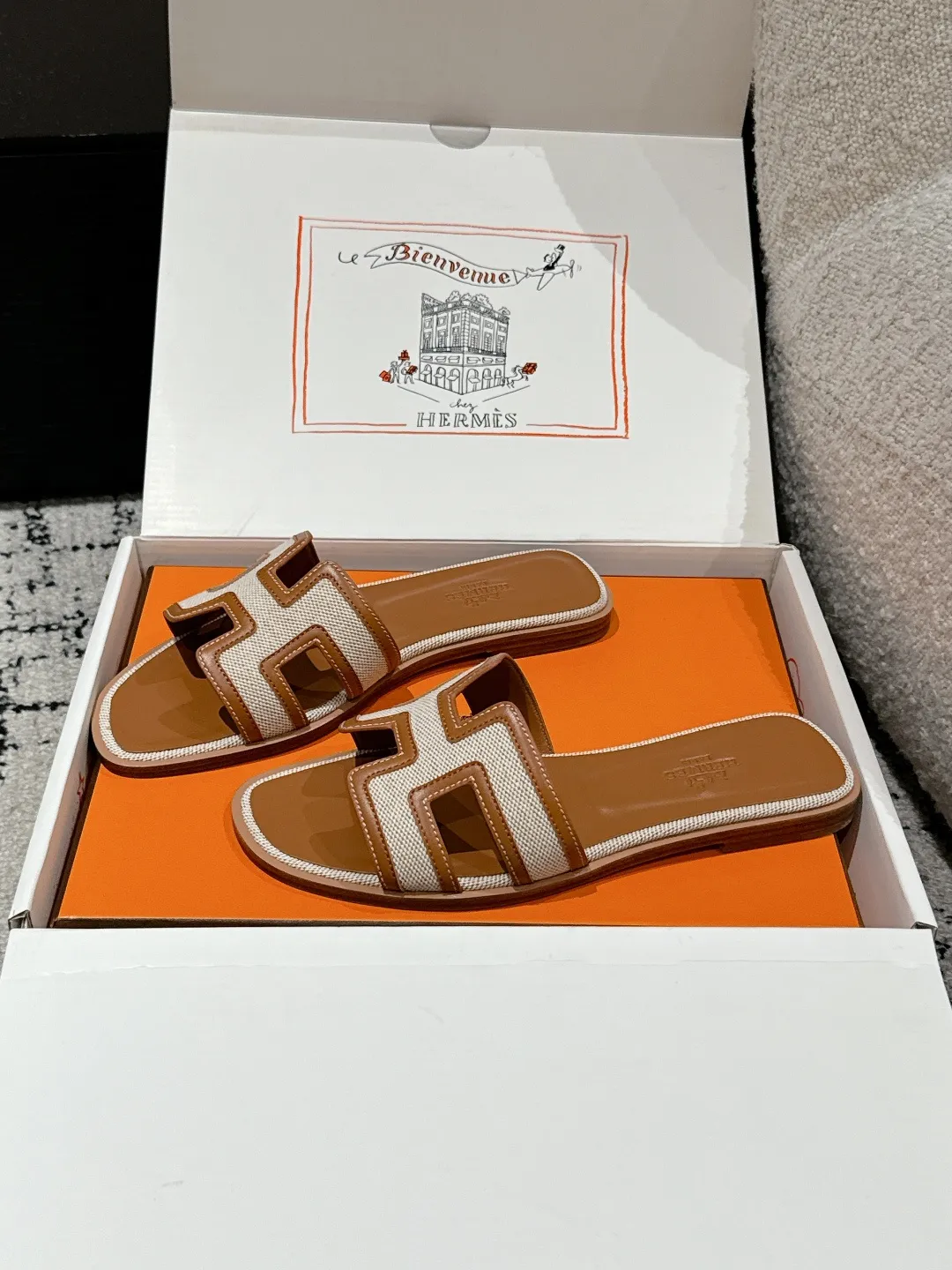👟👟Ex-factory price 480👟👟 HERMES Hermès Oran series H classic slippers flat slippers 2025 spring and summer latest color matching family portrait ❤️ Original development Purchasing quality Integrated rhinestones, rivets, palm prints, graffiti, embroidery and other details make the simple H slippers new! Add more matching possibilities! The basic colors and this year’s hot new colors are all with your eyes closed. A must-have item for H fans in summer❤️Every color is beautiful ✔️Upper: cowhide/sheep/hot diamond/denim ✔️Foot: original sheepskin ✔️Sole: Italian A-grade double-layer leather outsole ✔️Size: #35-42 (40.41.42 custom-made, non-refundable)